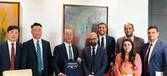 L'&eacute;quipe de l'Agence marocaine pour le d&eacute;veloppement des investissements et des exportations a offert des souvenirs à la d&eacute;l&eacute;gation.