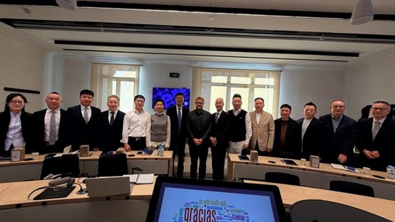 La d&eacute;l&eacute;gation a pris une photo de groupe avec les professeurs de l'IE Business School.