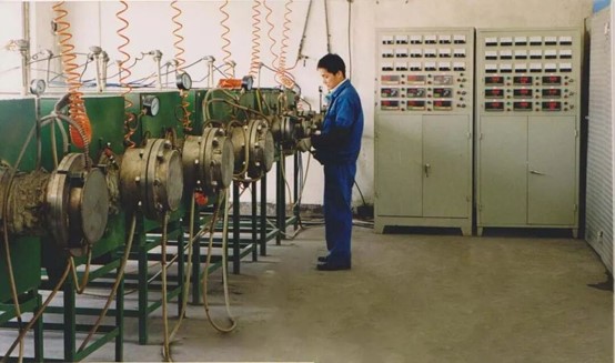 Bai Xiaoping travaillant dans l'atelier au d&eacute;but de sa carrière