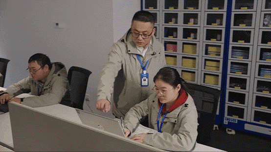 Bai Xiaoping encadre de jeunes professionnels techniques