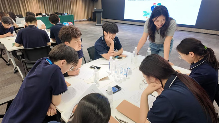 Zhang Wenxuan a r&eacute;pondu aux questions des participants au cours de la session.