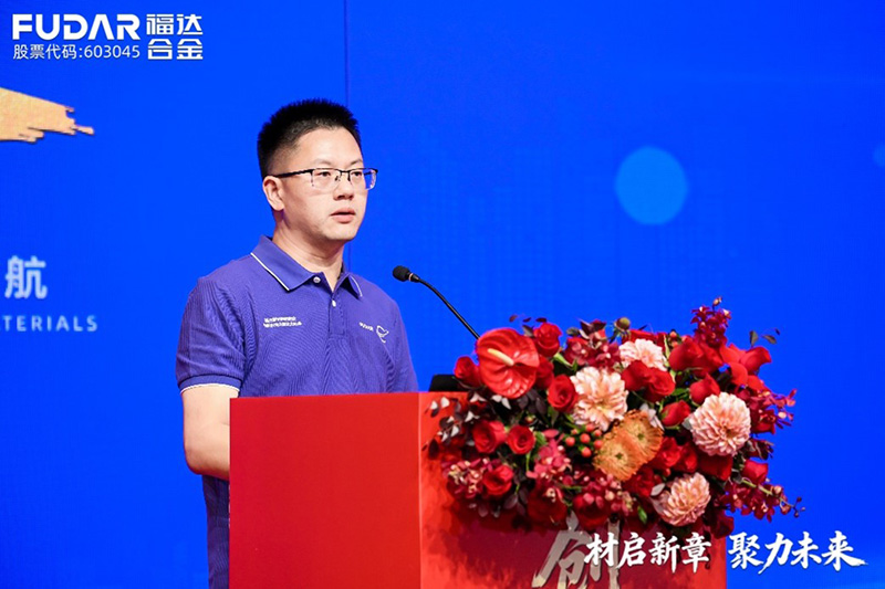 L'orateur invit&eacute; Wei Qinghong prononce un discours