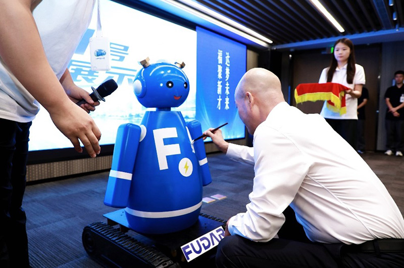 Inscription du robot par le pr&eacute;sident Wang Dawu