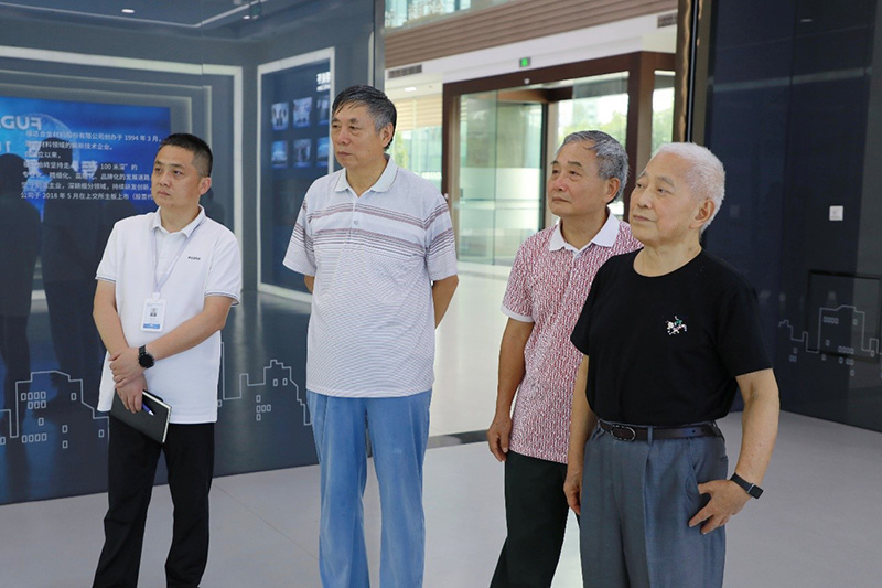 Les Experts Visitent le Hall d'Exposition de Fuda