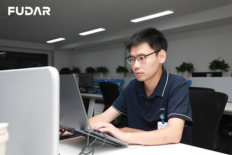 Miao Renliang au travail
