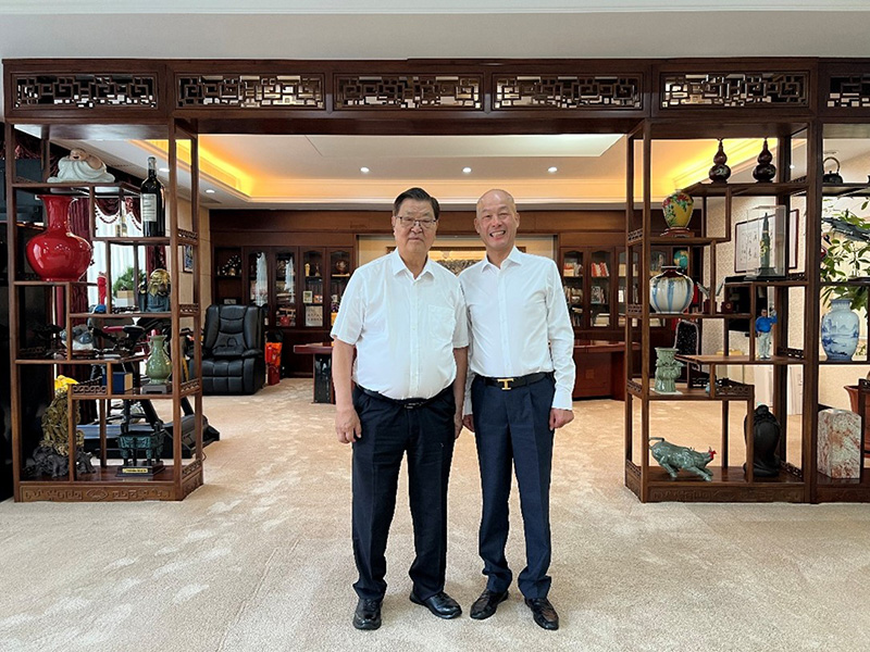 Wang Dawu et Guo Manjin posent pour une photo Wang Dawu et Guo Manjin posent pour une photo